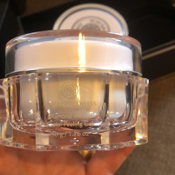 Forever Flawless White Diamond Limited Edition Beauty Set - Picture 5 of 7